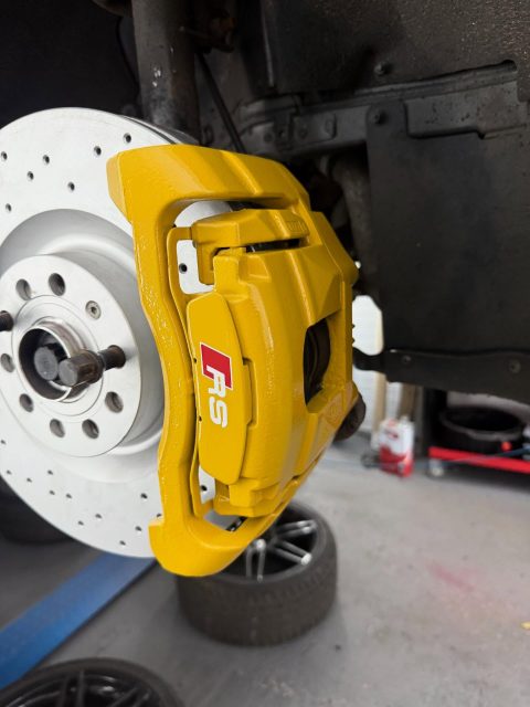 Audi rs calipers done for @project_car22 💨
Porsche speed yellow 💛
White rs decals ☑️
Dm to get booked now ✅💪🏾
#rs #artist #caliperpainting #audi #yellow
