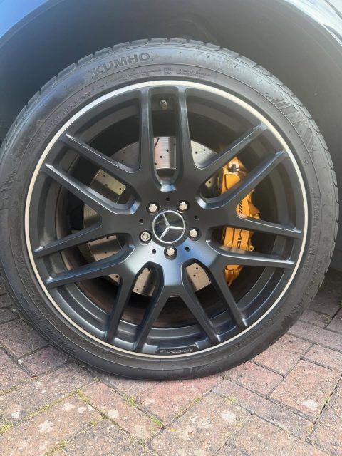 Mercades GLE 63s🤯
Sliding away from the old peeling red 😖
Re painted in AMG ceramic gold🏆
Black AMG decals applied🖤
#amg #gle63 #fyp #caliperpainting #virall